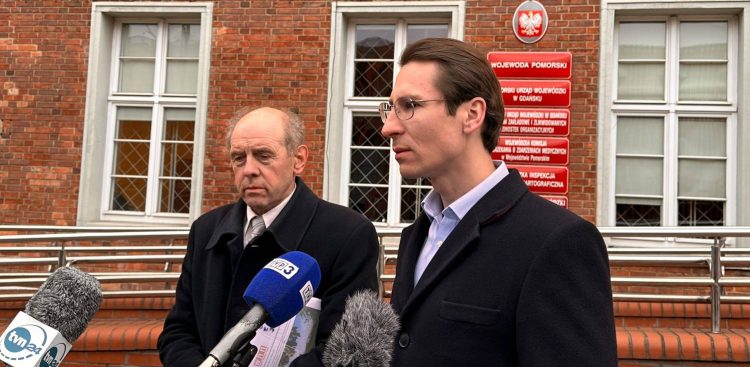 Kacper Płażyński w czasie spotkania z dziennikarzami w sprawie pozyskiwania ciepła dla Trójmiasta z elektrowni jądrowej (fot. Radio Gdańsk/Kacper Płażyński)