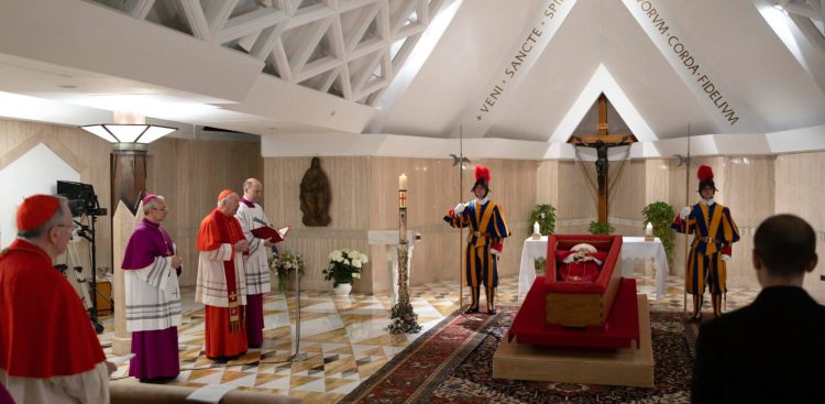 Kardynał Kevin Farrell, Kamerling Świętego Kościoła Rzymskiego, obok ciała papieża Franciszka w kaplicy Domu Świętej Marty w Watykanie, 21 kwietnia 2025 r. (fot. PAP/EPA/Vatican Media)