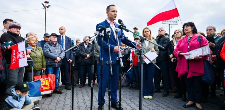 Karol Nawrocki podczas briefingu prasowego na Targowisku Miejskim w Radzyminie, 16.04.2025 r. (fot. PAP/Przemysław Piątkowski)