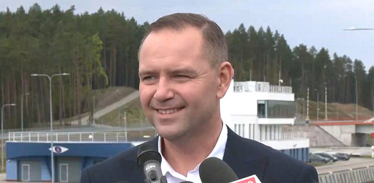 Karol Nawrocki na konferencji przy przekopie przez Mierzeję Wiślaną (fot. screen Facebook/Karol Nawrocki)