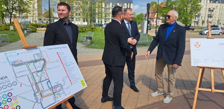 Konferencja prasowa poświęcona zmianom w komunikacji miejskiej w Elblągu (fot. Radio Gdańsk/Marek Nowosad)