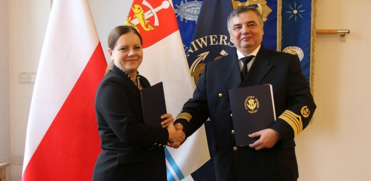 Porozumienie podpisali prezydent Gdyni Aleksandra Kosiorek oraz rektor UM prof. dr hab. inż. kpt. ż. w. Adam Weintrit (fot. Uniwersytet Morski w Gdyni)
