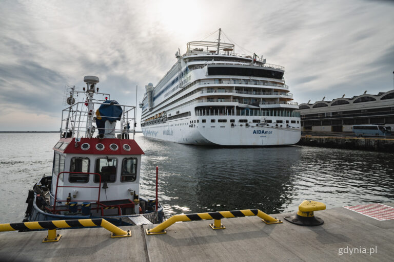 Wycieczkowiec AIDAmar przy Nabrzeżu Francuskim w Gdyni, 29.04.2025 r. (fot. Kamil Złoch/gdynia.pl)