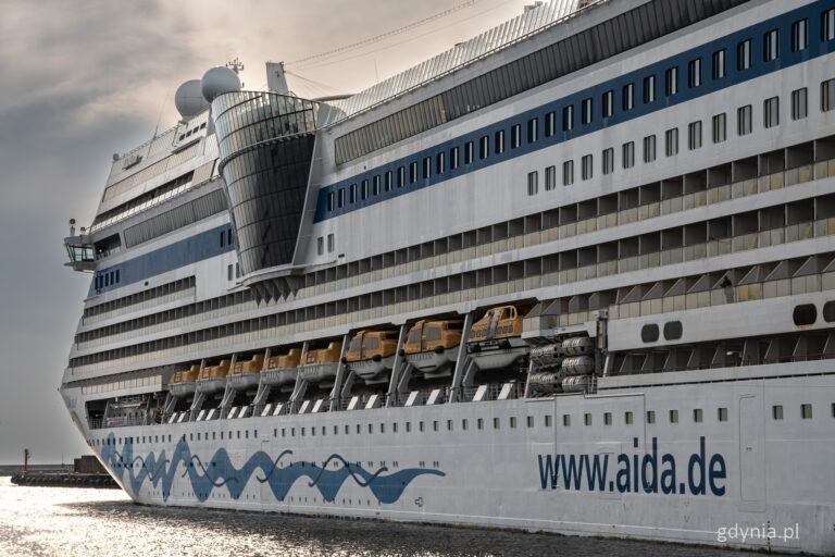 Wycieczkowiec AIDAmar przy Nabrzeżu Francuskim w Gdyni, 29.04.2025 r. (fot. Kamil Złoch/gdynia.pl)