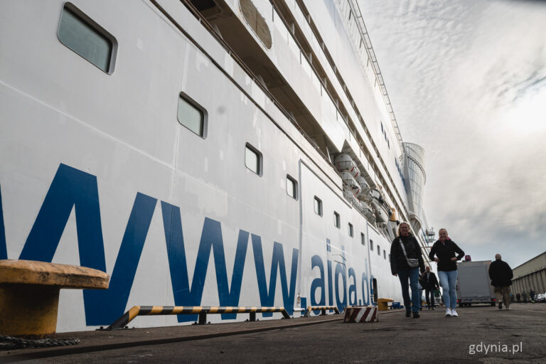 Wycieczkowiec AIDAmar przy Nabrzeżu Francuskim w Gdyni, 29.04.2025 r. (fot. Kamil Złoch/gdynia.pl)