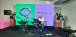 Maciej Łyszkiewicz w mobilnym studiu Radia Gdańsk w Teatrze Szekspirowskim – 11.04.2025 r. (fot. Radio Gdańsk/Piotr Bonar)