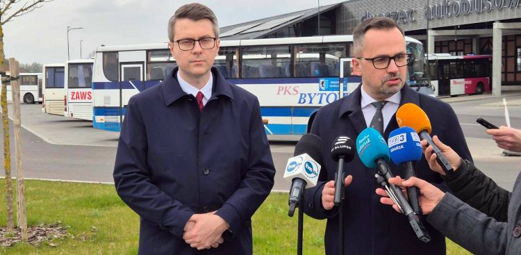 Marcin Horała w Słupsku. Briefing w sprawie CPK - 16.04.2025 r. (fot. Radio Gdańsk/Przemysław Woś)