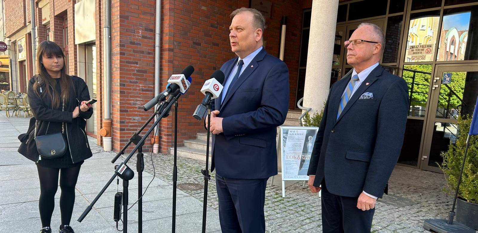 Michał Missan, prezydent Elbląga oraz Jacek Prota, poseł do Parlamentu Europejskiego w czasie briefingu na temat potrzeb regionów graniczących z Rosją, Białorusią i Ukrainą (fot. Facebook/Michał Missan - prezydent Elbląga)