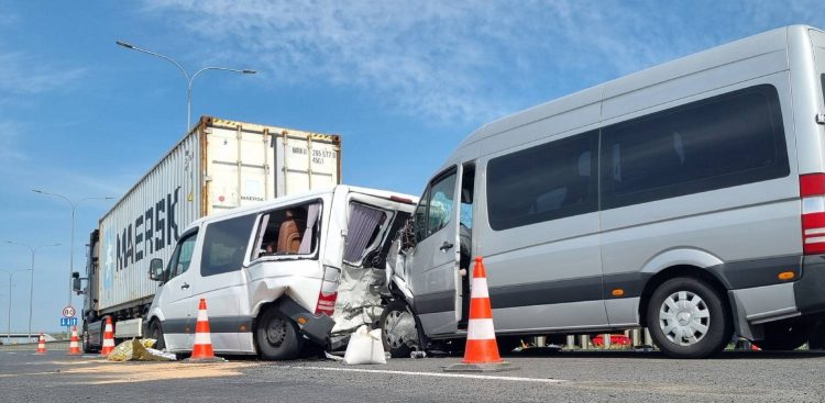 Wypadek na autostradzie A1. Ciężarówka zderzyła się z dwoma busami (fot. KPP w Starogardzie Gdańskim)