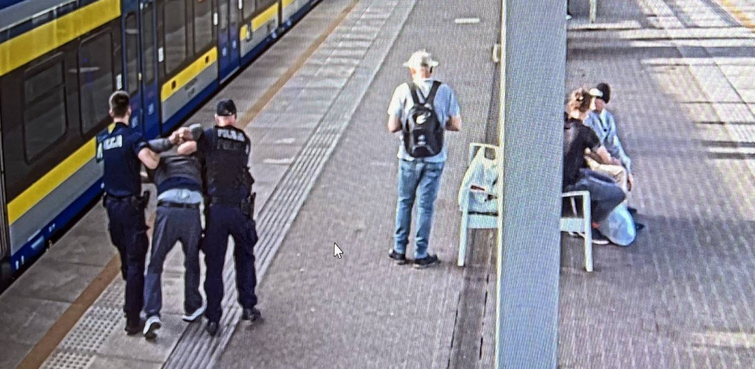 Napaść na konduktora w Gdyni-Redłowie (fot. monitoring PKP SKM)