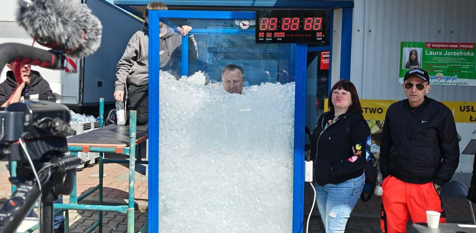 4 godziny i 6 minut spędził w klatce z lodem Wojciech Pruński (Fot. archiwum prywatne Wojciecha Pruńskiego)