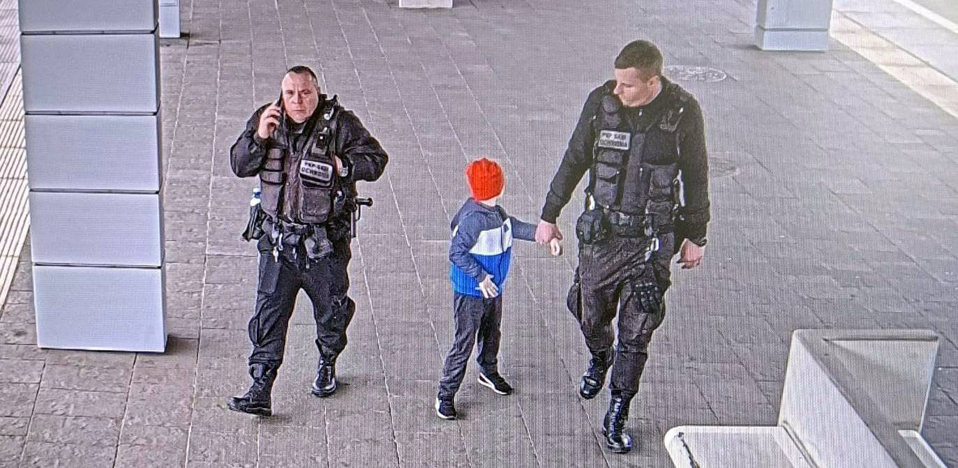 Pięciolatek znaleziony w pociągu SKM (fot. monitoring PKP SKM)