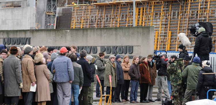Plan zdjęciowy filmu „Wałęsa” w reż. A. Wajdy. Zdjęcia przy historycznej bramie nr 2, 12.01.2011 r. (Fot. Andrzej J. Gojke / KFP)