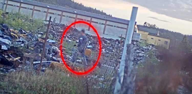 Zbigniew G. wpadł, bo w pobliżu podpalanego składowiska zainstalowano fotopułapkę (Fot. KPP Lębork)