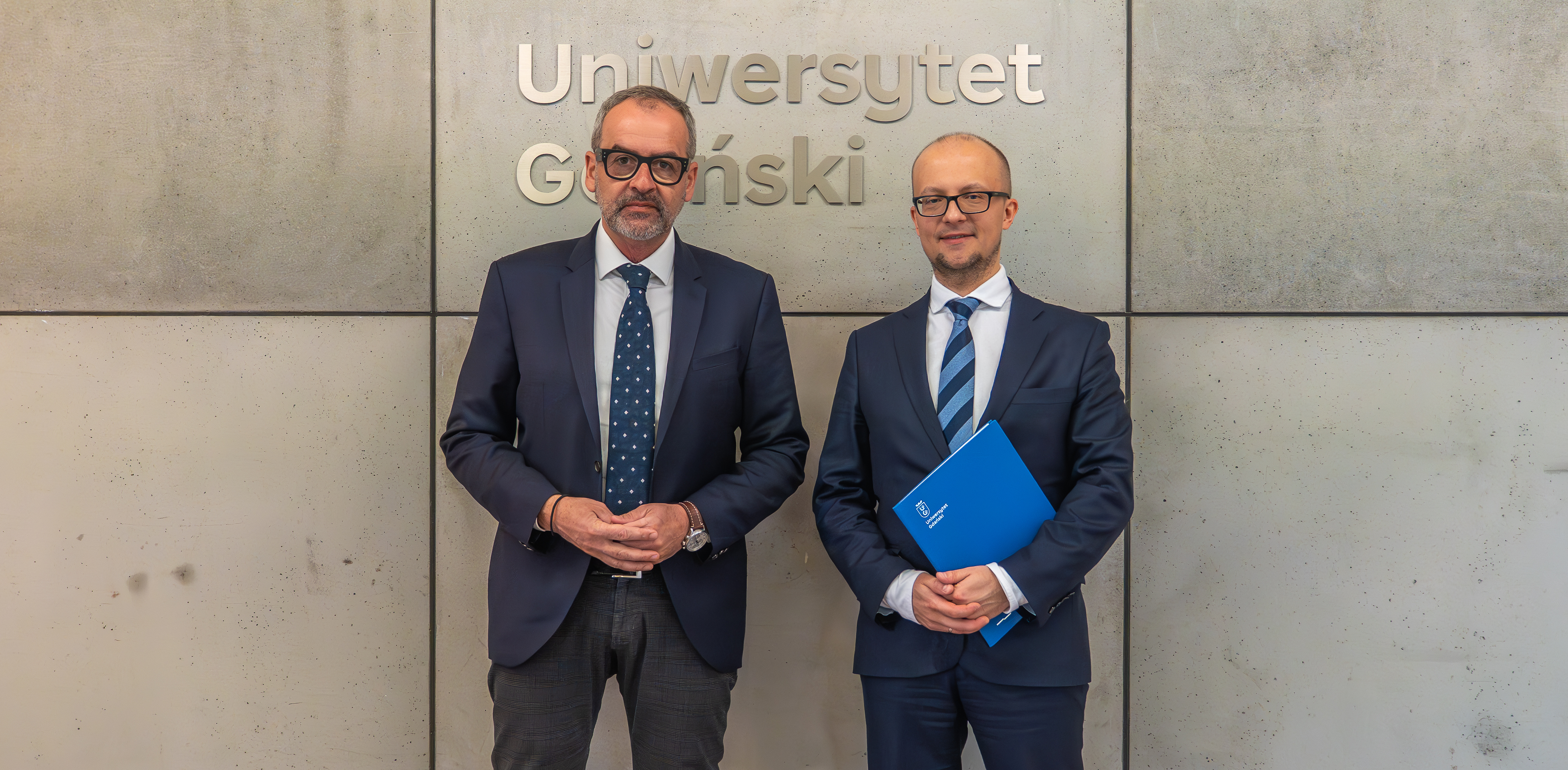 Prof. Piotr Stepnowski i dr hab. Tomasz Widłak (fot. Mateusz Byczkowski/Uniwersytet Gdański)