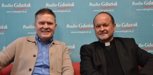 Sławomir Siezieniewski i ks. Krzysztof Niedałtowski (fot. Radio Gdańsk/Piotr Puchalski)