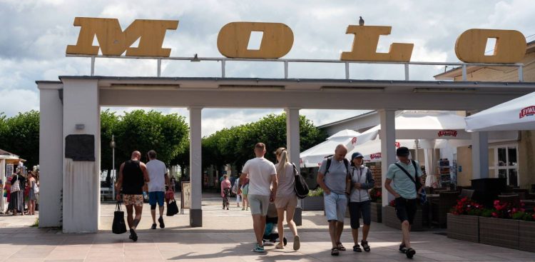 Napis Molo nad wejściem na Skwer Kuracyjny i Molo w Sopocie (fot. Anna Rezulak/KFP