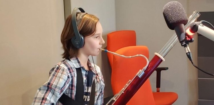 Tymek gra w naszym studiu na fagocie (fot. Radio Gdańsk)