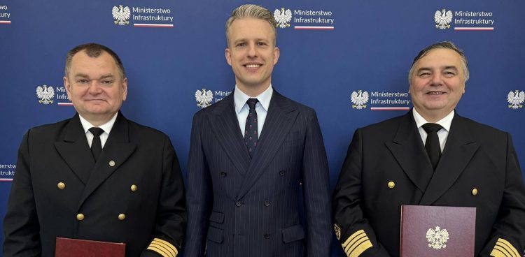 Rektor Politechniki Morskiej w Szczecinie dr hab. inż. kpt. ż.w. Wojciech Ślączka, wiceminister infrastruktury Arkadiusz Marchewka, rektor Uniwersytetu Morskiego w Gdyni prof. dr hab. inż. Adam Weintrit (Fot. Ministerstwo Infrastruktury)