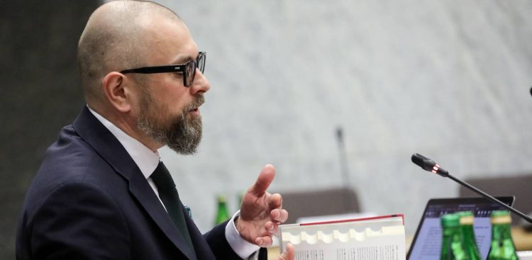 Wezwany w charakterze świadka prokurator Remigiusz Signerski na posiedzeniu sejmowej Komisji śledczej ds. inwigilacji systemem Pegasus w Sejmie. Warszawa, 01.04.2025 r. (fot. PAP/Tomasz Gzell)