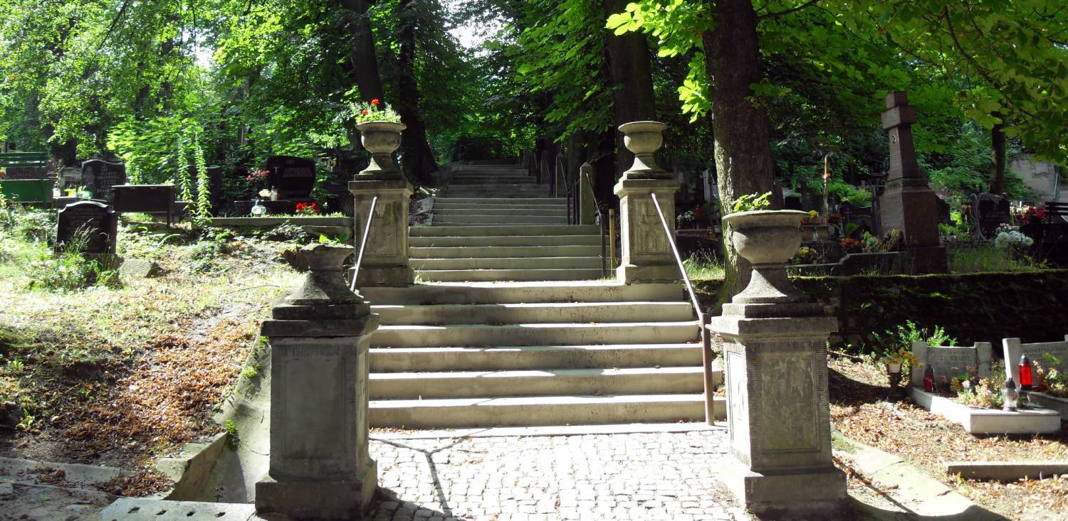 Widok na kwatery 16. i 17. Cmentarza Garnizonowego w Gdańsku (fot. Artur Andrzej/Wikimedia Commons)