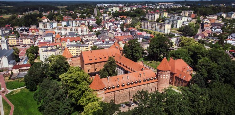 Zamek w Bytowie, widok z drona (fot. Aneta Pawska/Wikimedia Commons)