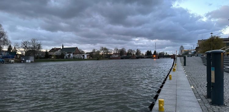 Efekt tzw. cofki na rzece Elbląg (fot. Michał Missan - Prezydent Elbląga)