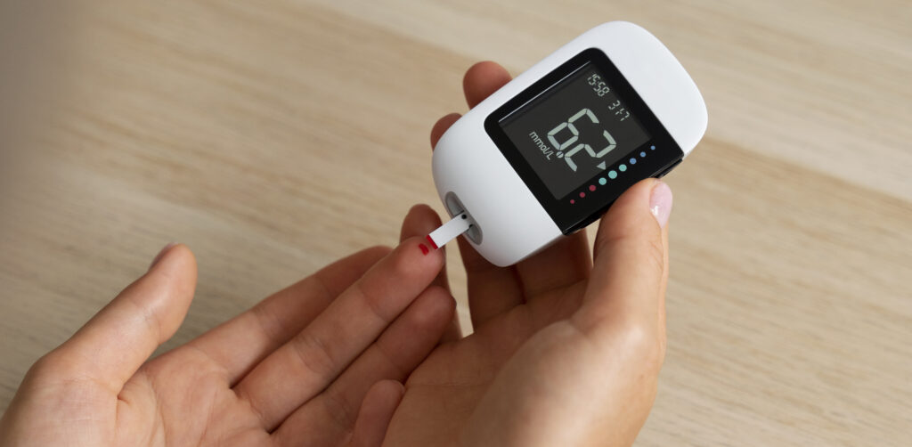 Diabetyk sprawdza poziom glukozy we krwi