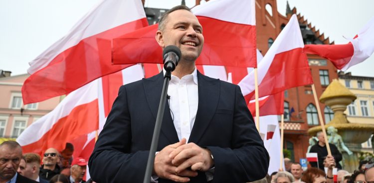 Chojnice, 24.04.2025. Wybory Prezydenta RP 2025 - kampania. Kandydat Komitetu Obywatelskiego w zbliżających się wyborach na fotel prezydenta RP, popierany przez Prawo i Sprawiedliwość, prezes Instytutu Pamięci Narodowej Karol Nawrocki podczas spotkania z mieszkańcami w Chojnicach. (Fot. PAP/Adam Warżawa)