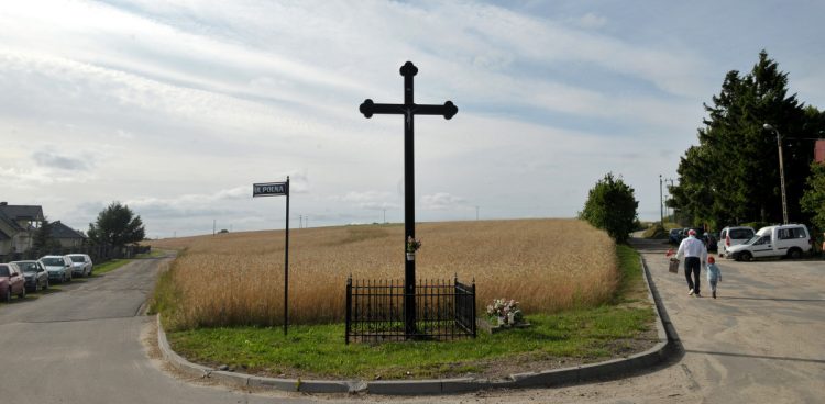 KIelno na Kaszubach, krzyż na rozdrożu dróg (fot. KFP/Maciej Kosycarz)