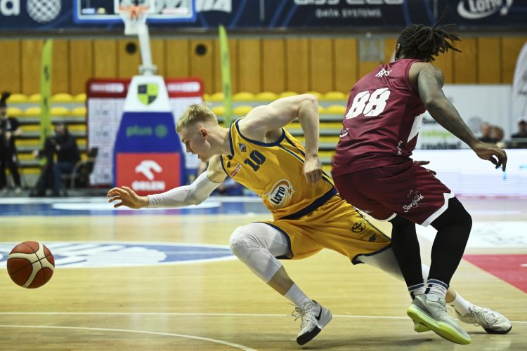 Gdynia, 03.04.2025. Koszykarz AMW Arki Gdynia £ukasz Kolenda (L) i Isaiah Ross (P) z PGE Spójni Stargard podczas meczu Ekstraklasy, 3 bm. (gj) PAP/Adam War¿awa