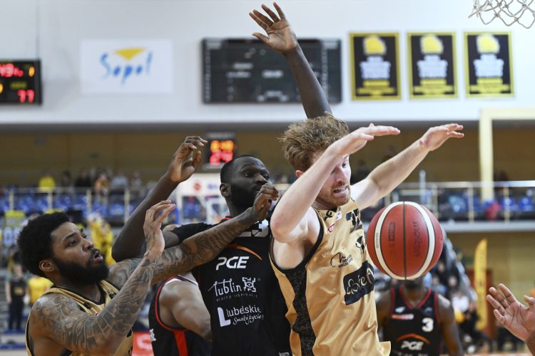 Sopot, 04.04.2025. Zawodnicy Trefla Sopot Geoffrey Groselle (P) i Marcus Weathers (L) oraz Ousmane Drame (C) z PGE Startu Lublin podczas meczu 24. kolejki Ekstraklasy koszykarzy, 4 bm. (js) PAP/Adam War¿awa