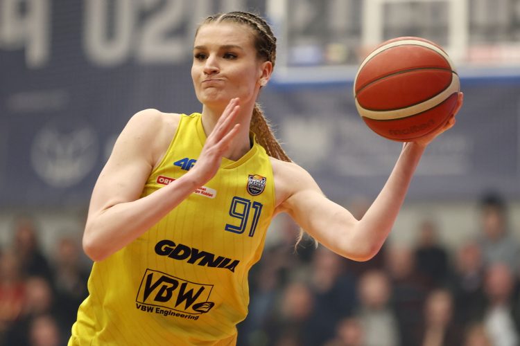 Zawodniczka VBW Gdynia Karolina Ułan w meczu Ekstraklasy koszykarek z PolskaStrefaInwestycji Enea AJP Gorzów Wlkp. Gdynia, 05.04.2025 r. (PAP/Piotr Matusewicz)