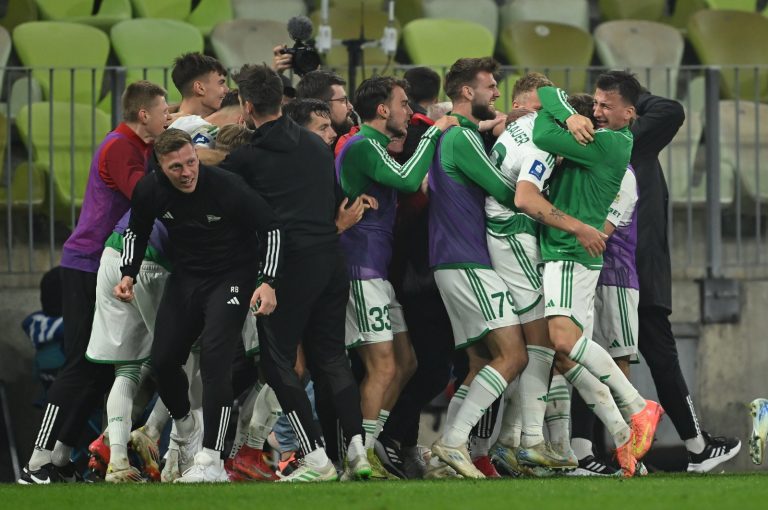 Gdañsk, 14.04.2025. Radoæ zawodników Lechii Gdañsk po bramce Tomasza Neugebauera podczas meczu 28. kolejki pi³karksiej Ekstraklasy z FKS Stal¹ Mielec, 14 bm. (js) PAP/Adam War¿awa