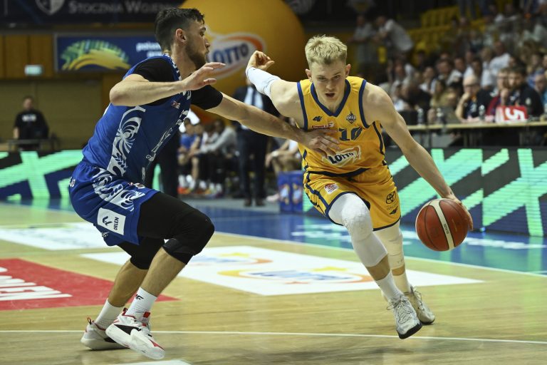 Gdynia, 21.04.2025. Zawodnik AMW Arki Gdynia £ukasz Kolenda (P) i Micha³ Michalak (L) z Anwilu W³oc³awek podczas meczu 26. kolejki Ekstraklasy koszykrzy, 21 bm. (js) PAP/Adam War¿awa