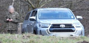 Aktywiści inicjatywy Vena obserwowali pracownika z ukrycia (fot. Facebook/Vena - inicjatywa dla zwierząt)