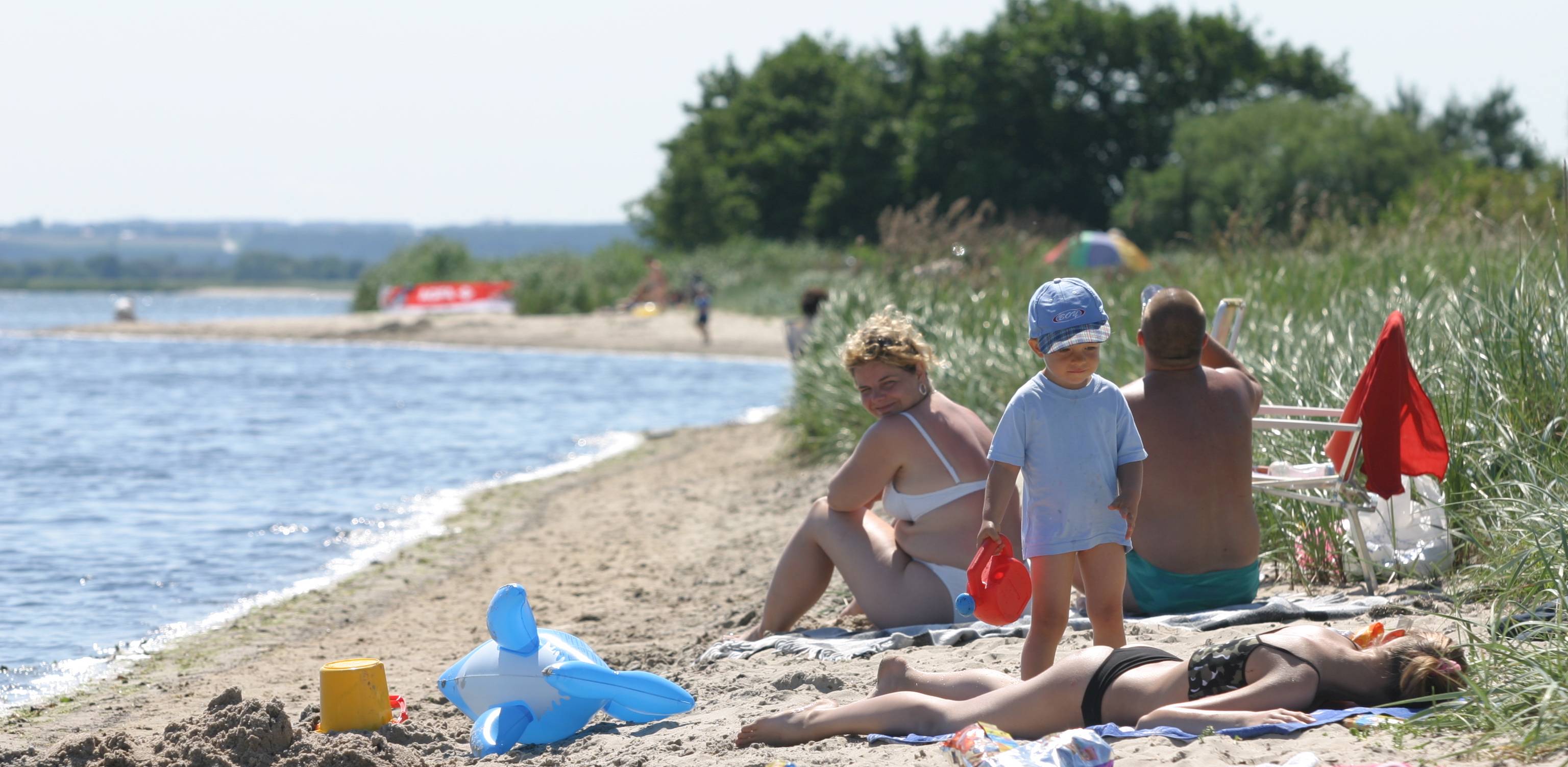 Zdjęcie archiwalne. Plaża w Osłoninie koło Pucka. 2004 r. (fot. Wojtek Jakubowski/KFP)