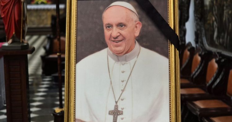 Portret papieża Franciszka w Archikatedrze Oliwskiej (fot. Radio Gdańsk/Andrzej Urbański)