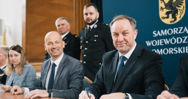 Marszałek Mieczysław Struk podpisał umowy z 24 gminami (fot. Łukasz Tokarczyk/mat. prasowe UMWP)