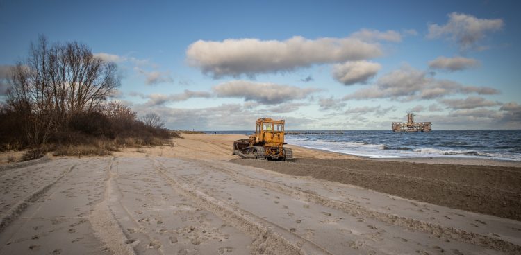 Marina ma powstać na Babich Dołach, na lewo od wejścia na plażę, z której widać Torpedownię (fot. KFP/Krzysztof Mystkowski)