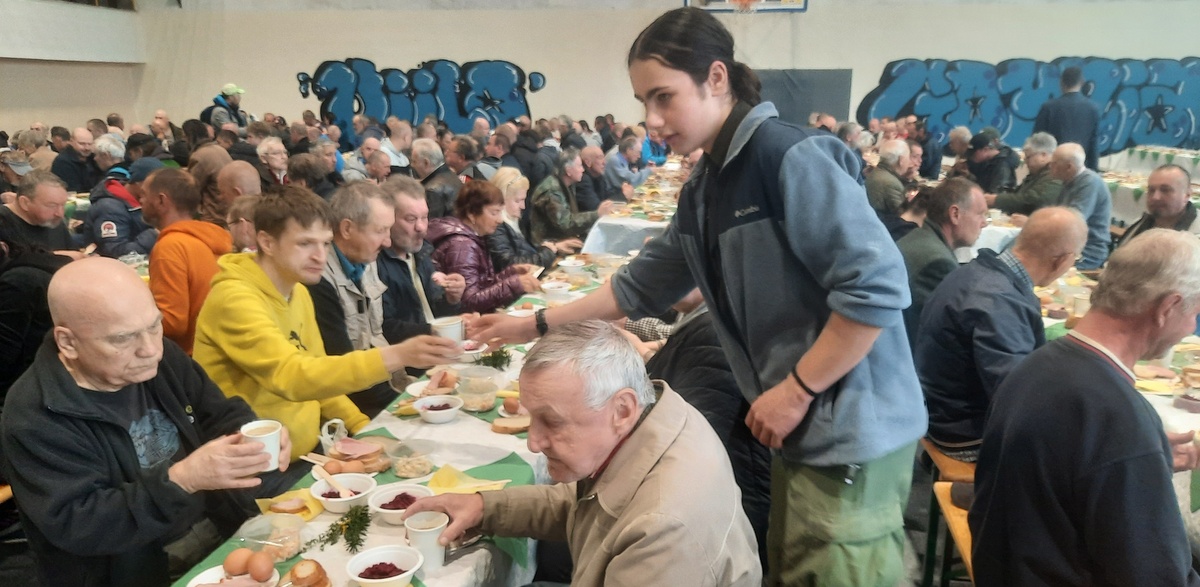 Z powodu remontu dolnego kościoła śniadanie wielkanocne zorganizowano w sali gimnastycznej Zespołu Szkół Sportowych (fot. Radio Gdańsk/Marcin Lange)