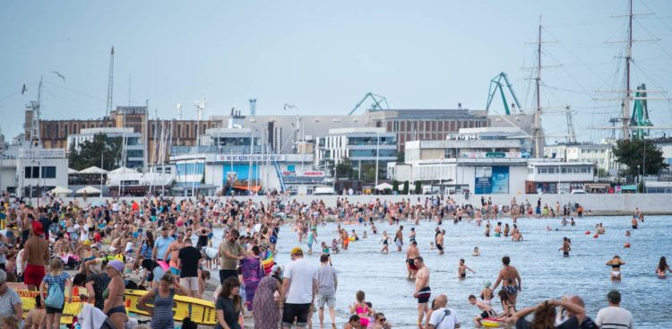 Zdjęcie archiwalne. Plaża w Gdyni (fot. Anna Rezulak / KFP)