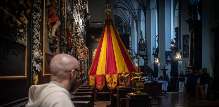 Śmierć papieża Frańciszka - w gdańskiej bazylice św. Mikołaja po nieszporach zakonnicy otworzyli umbraculum
(fot. KFP/Krzysztof Mystkowski)