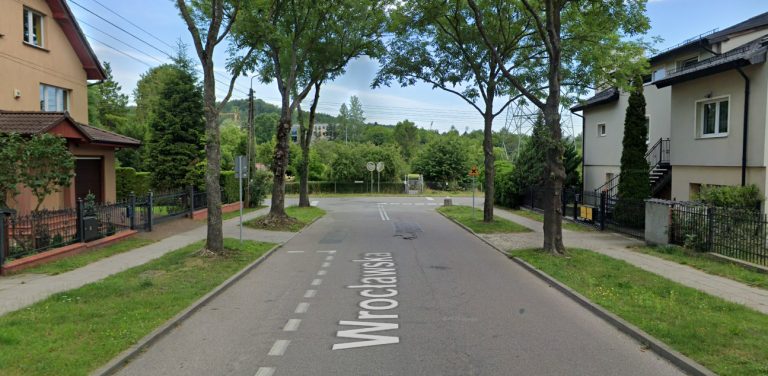 Ulica Wrocławska, za tym skrzyżowaniem Nowa Łużycka miałaby wiec prosto (fot. Google Street View)