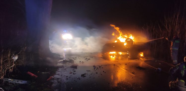 Wypadek na DW 213. Auto dachowało i stanęło w ogniu. 05.04.2025 r. (fot. KP PSP w Pucku)