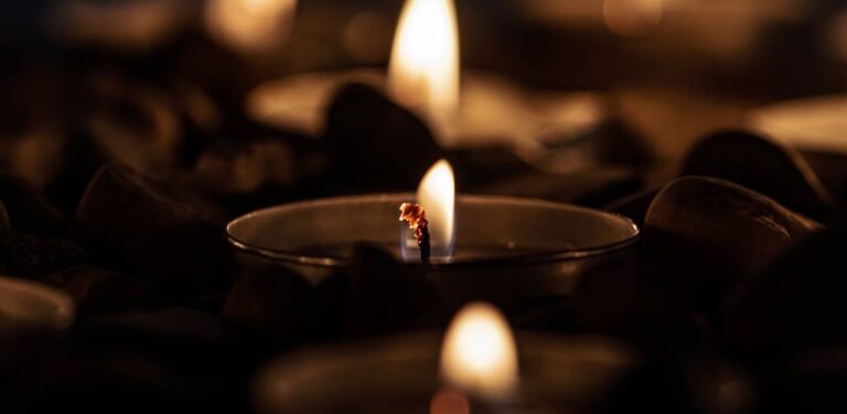 Płonące świece typu tealight, znicze, pogrzeb