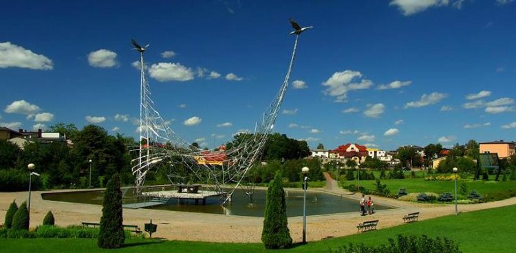 Przy Ołtarzu Papieskim w Sierakowicach w 1999 roku Jan Paweł II odprawił mszę świętą (fot. Facebook/Ołtarz Papieski w Sierakowiach)