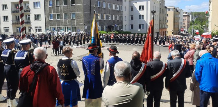 Centralne uroczystości odbyły się przed pomnikiem Konstytucji 3 Maja w Gdyni (fot. Radio Gdańsk/Marcin Lange)