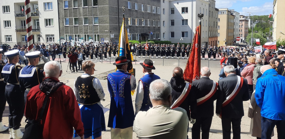 Centralne uroczystości odbyły się przed pomnikiem Konstytucji 3 Maja w Gdyni (fot. Radio Gdańsk/Marcin Lange)