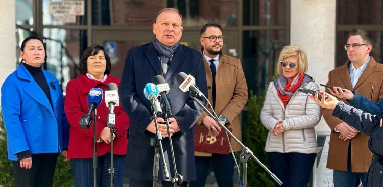 Najważniejsze zmiany dotyczące budżetu obywatelskiego omówili podczas briefingu prezydent Elbląga Michał Missan, wiceprezydent Elbląga Piotr Kowal i radni Koalicji Obywatelskiej (fot. Miasto Elbląg)